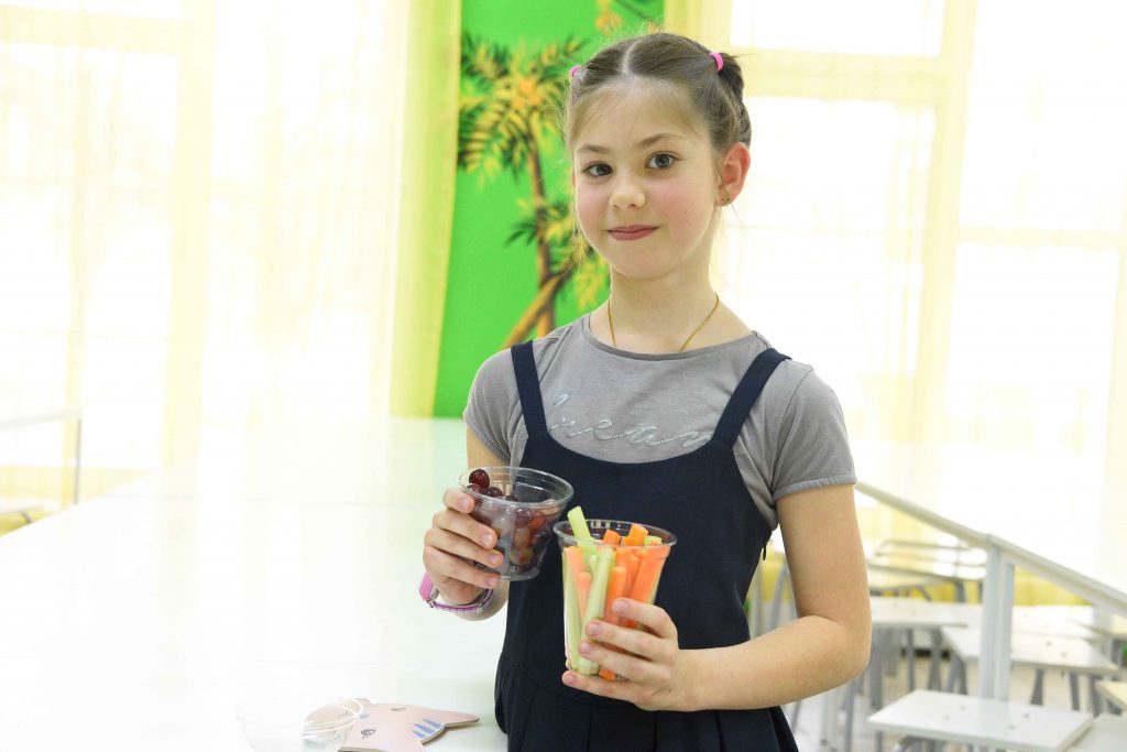 Школьница Таисия Шабашова рада, что в столовой предлагают овощные салаты и свежие ягоды. Фото: Пелагия Замятина