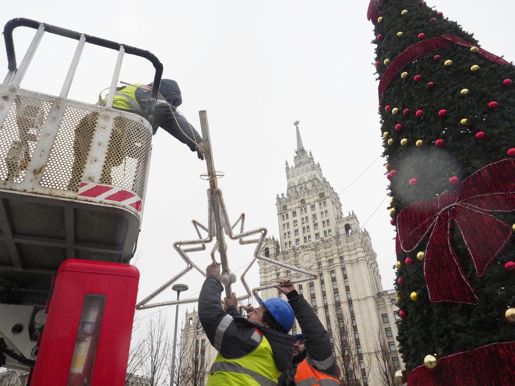 3 февраля 2020 года. В столице уже начали убирать новогодние украшения. Фото: Антон Гердо, «Вечерняя Москва»