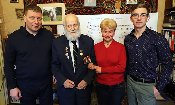 Партийцы поздравили ветерана войны с 97-летием