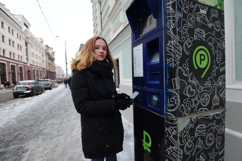22 января 2018 года. Жительница Центрального округа Екатерина Кириенкова оплачивает парковку своего автомобиля на улице Рождественка