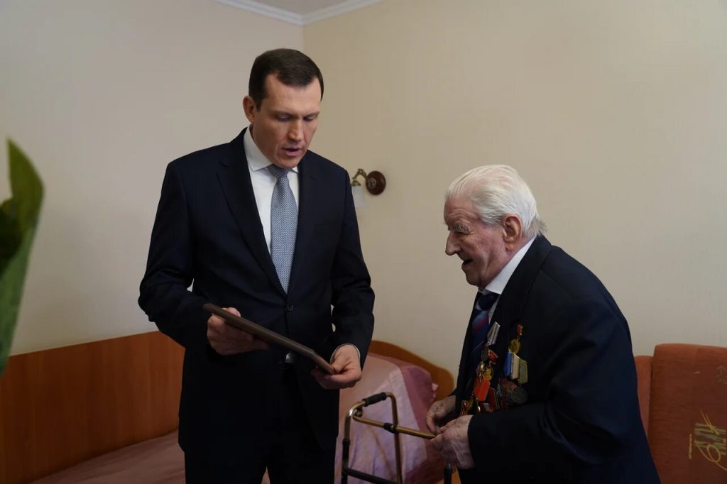 Префект Центрального округа поздравил полковника в отставке Ивана Артюха. Фото: Денис Кондратьев