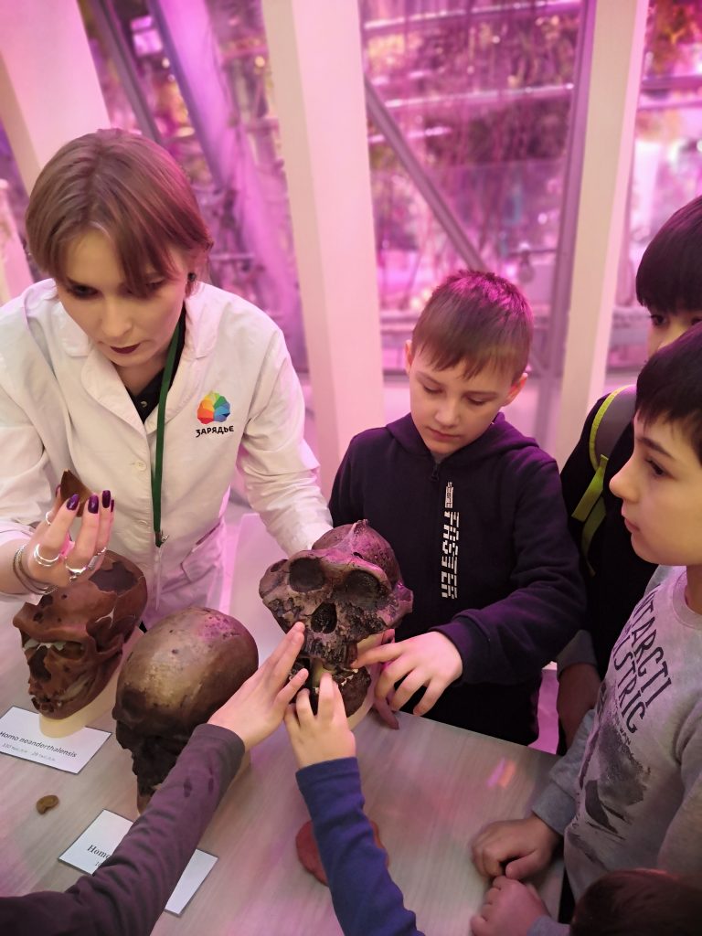 Детям показывают правдоподобную копию черепа Австралопитека Щелкунчик. Фото: Зифа Хакимзянова
