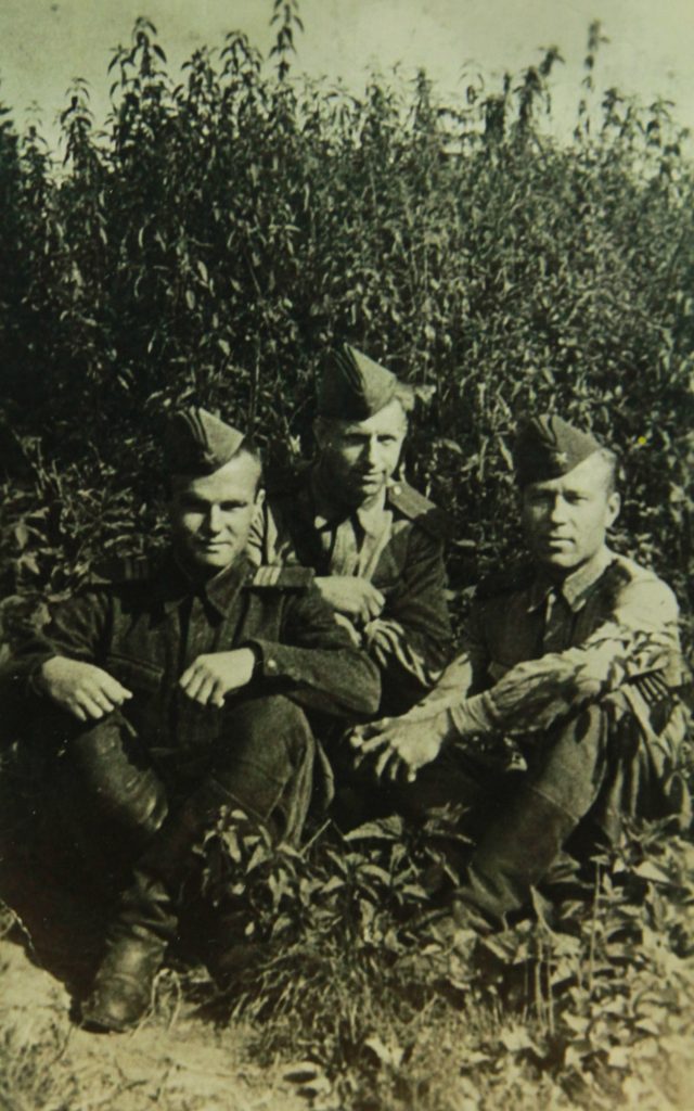 1940-е годы. Ее брат Николай (слева) с друзьями под Варшавой. Фото: личный архив
