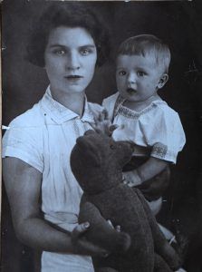 1937 год. Антонина Сорокина вместе с маленьким сыном Юрой. Фото из личного архива