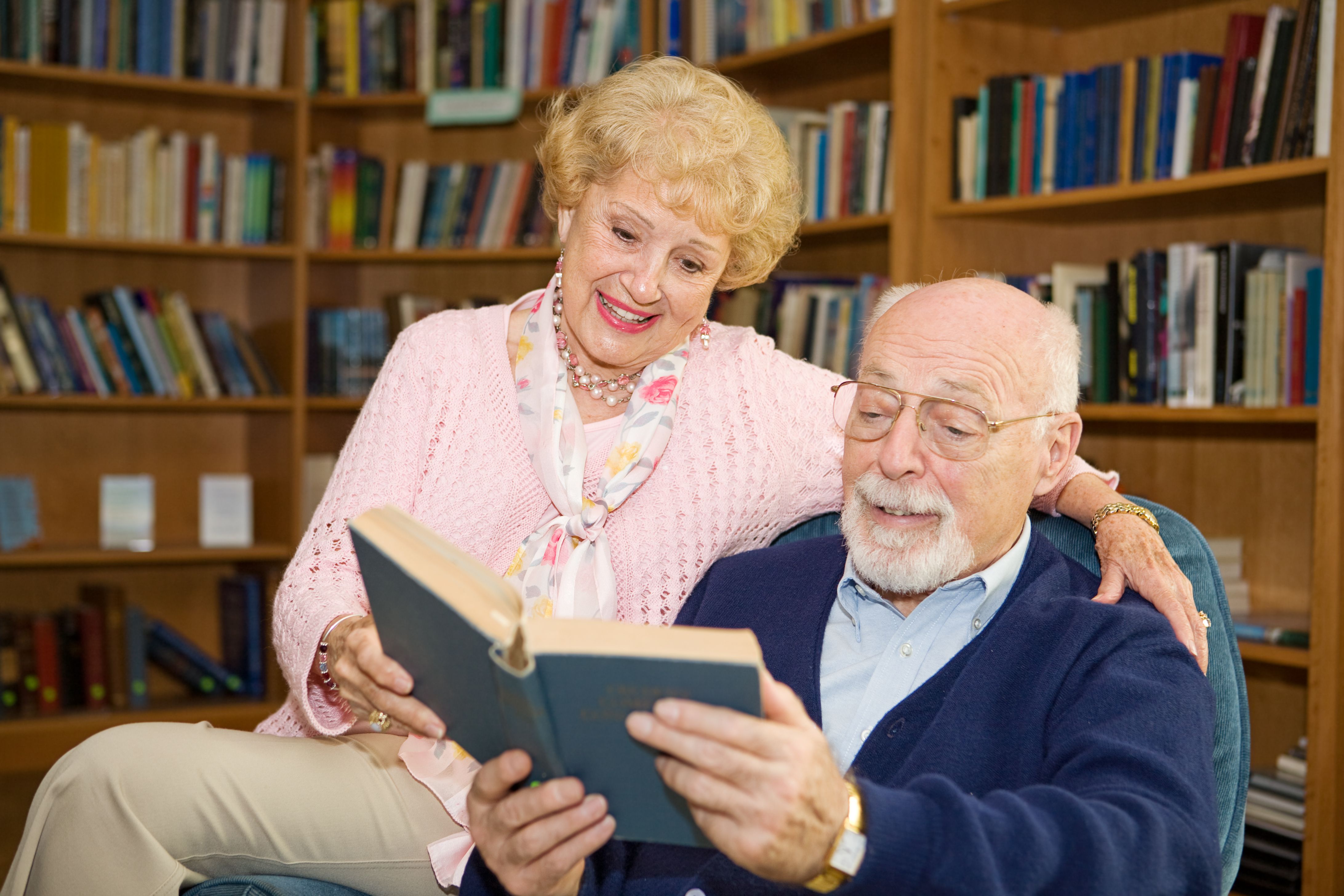 Читать пенсионер. Чтение пожилых людей. Пожилой человек с книгой. Пожилые люди в библиотеке. Чтение для пожилых.