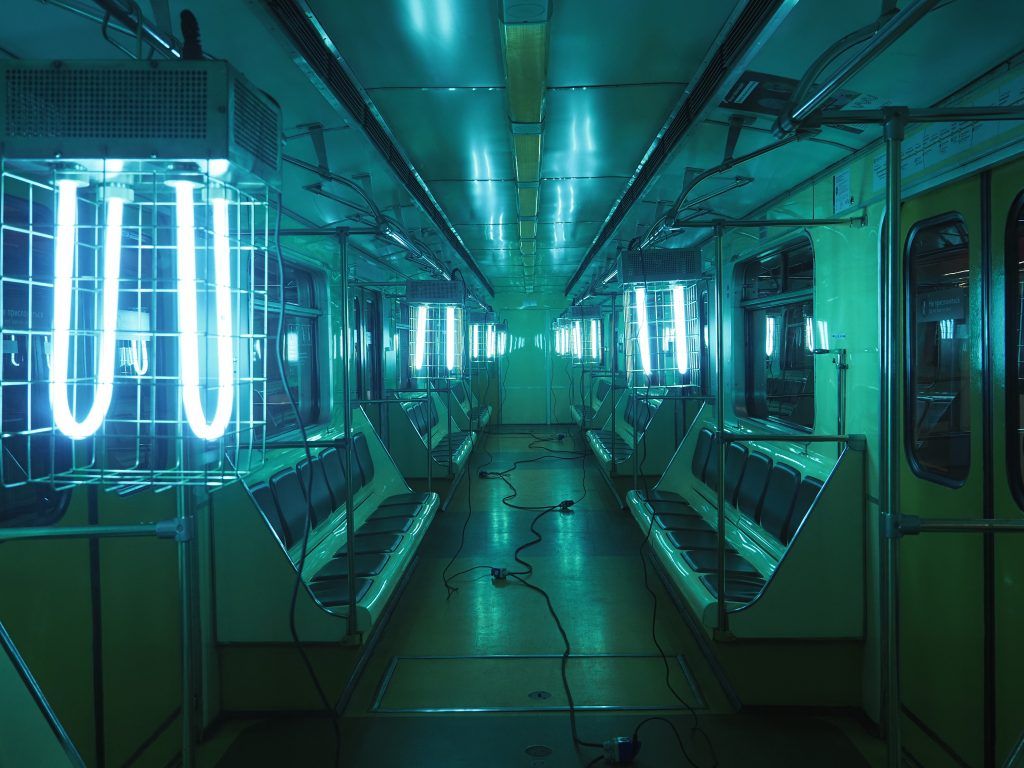 Санитарную обработку поездов в метро специалисты проводят с помощью ультрафиолета. Фото: Антон Гердо