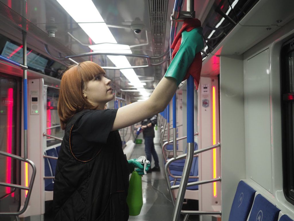Санитарную обработку поездов в метро специалисты проводят с помощью традиционных средств дезинфекции. Фото: Антон Гердо