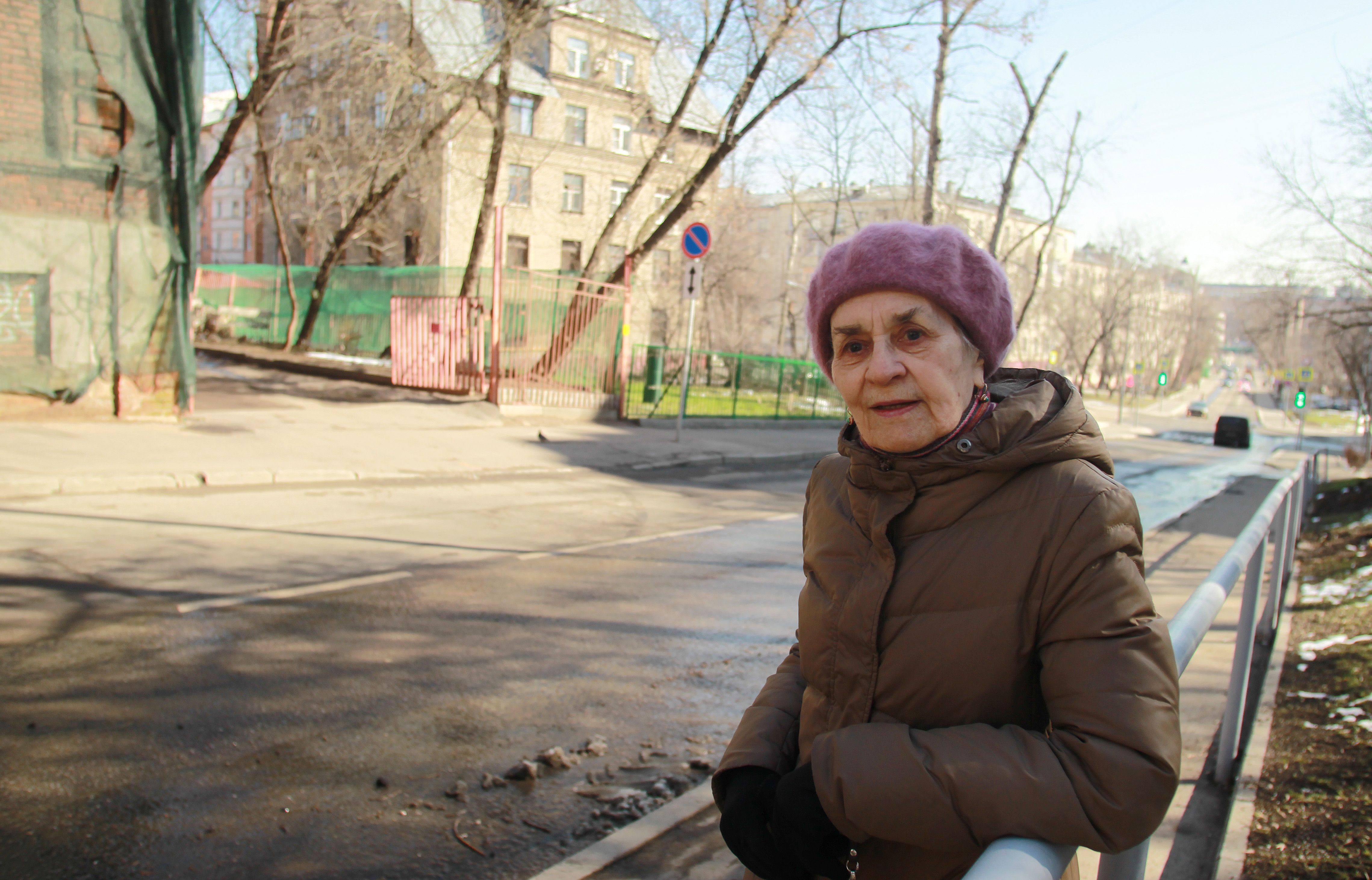 Старше 65 лет можно. Пенсионеры гуляют. Пенсионеры на прогулке. Пенсионеры гуляют по городу. Пенсионеры в Москве.