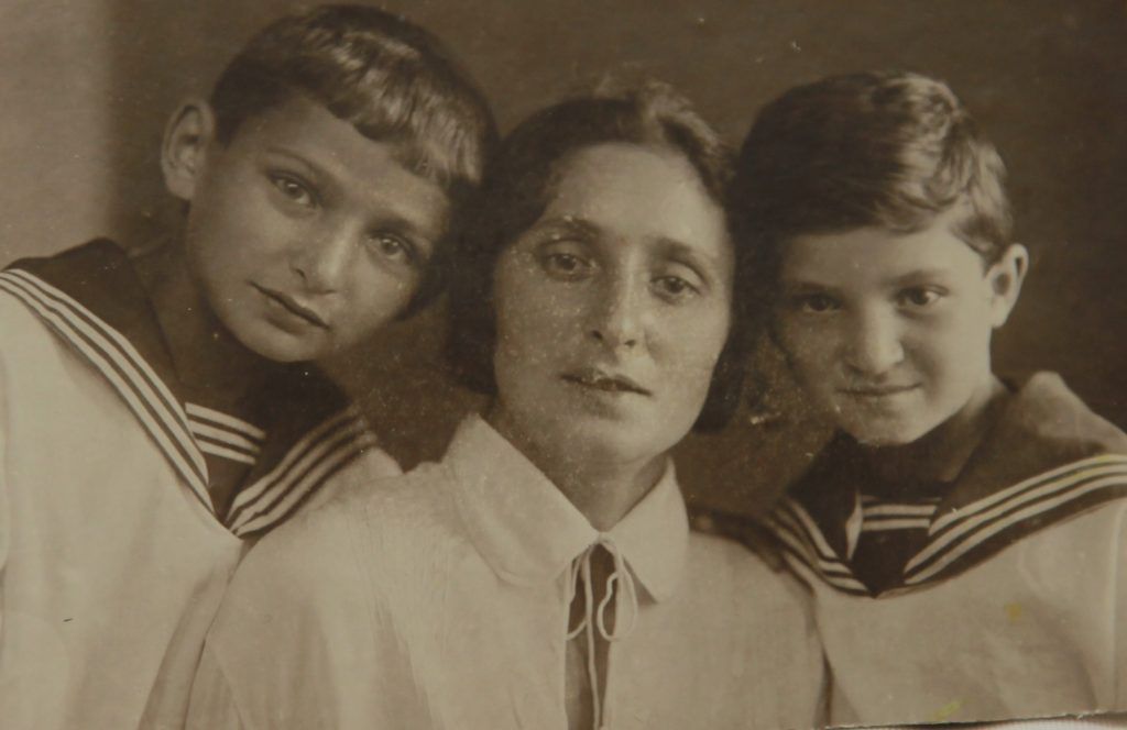 1930-е годы. Мама Миры Софья Иосифовна с сыновьями — Ефимом (слева) и Мироном (справа). Фото из личного архива