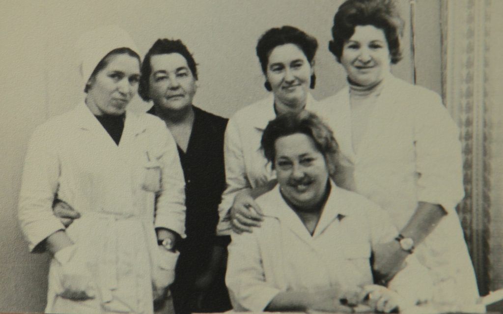 1960 год. Терапевт Мира Григорьевна (крайняя справа) вместе с коллегами в московской больнице № 18. Фото из личного архива