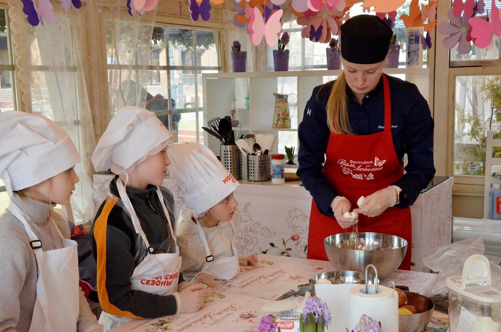Анна Петрова на мастер-классе показывает детям, как без можно разбить яйца без ножа. Фото: Анна Быкова