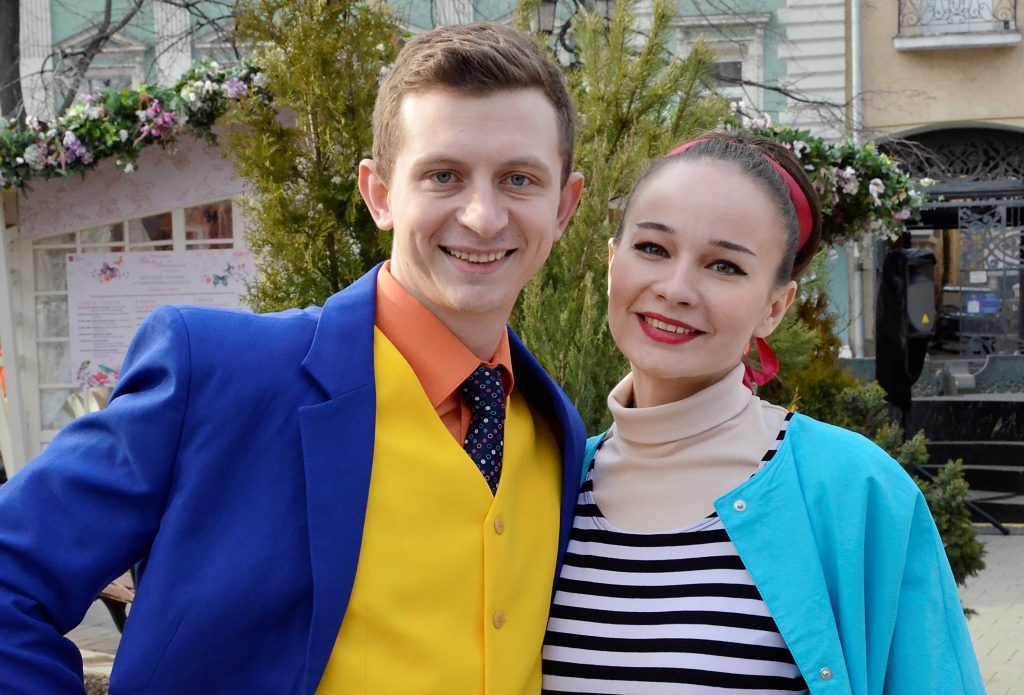Данила Токарев вместе с коллегой развлекают москвичей в образе стиляг. Фото: Анна Быкова