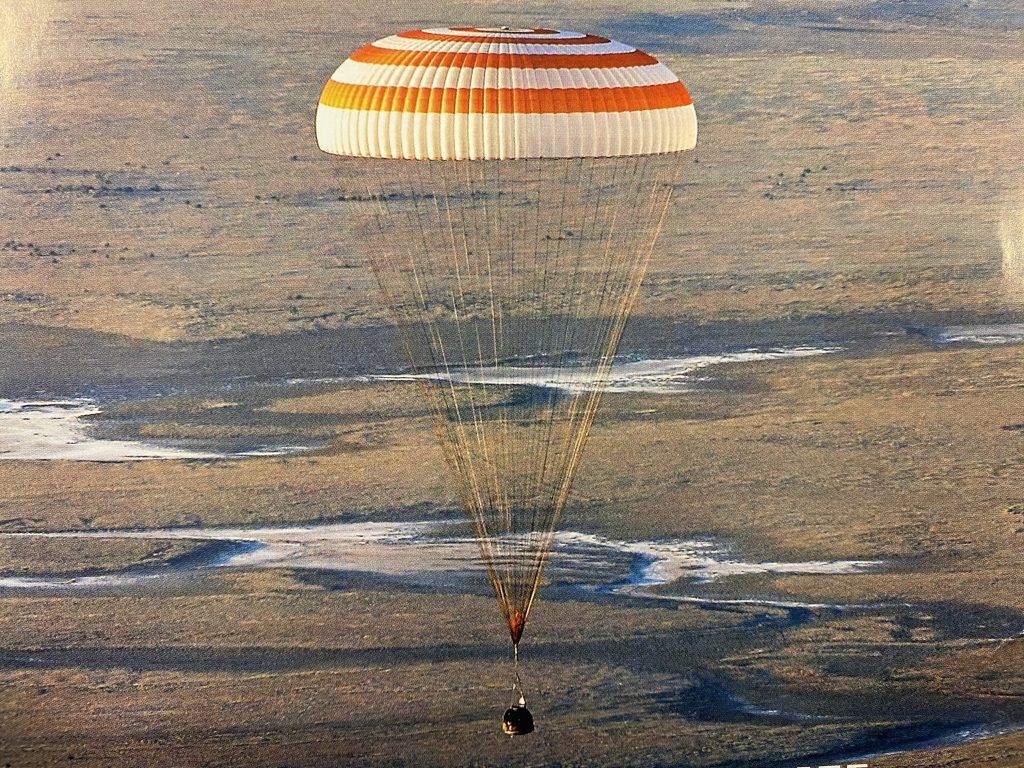 Белый парашют с оранжевыми полосками устанавливали в космическом корабле для его использования при посадке на Землю. Фото предоставил герой