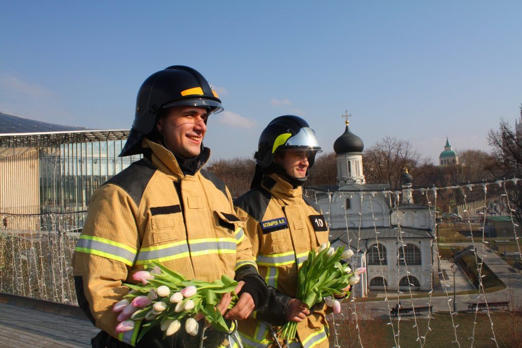 Пожарные подарили не только цветы, но и улыбки