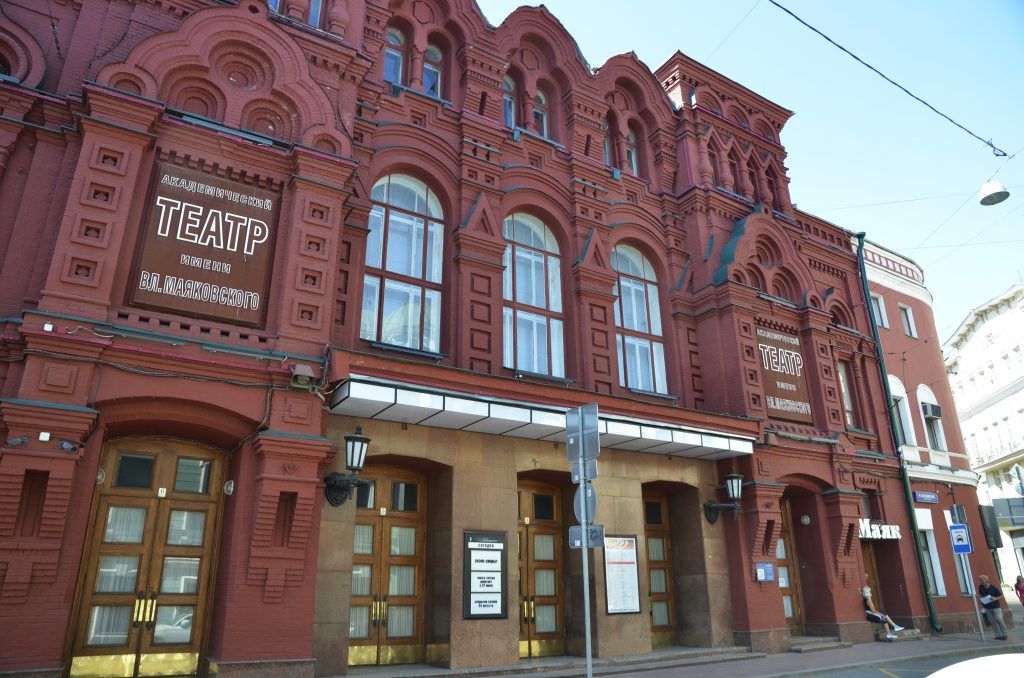 Театру имени Маяковского в центре Москвы вернут крышу с башенками
