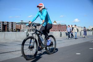 Велосипед - отличная альтернатива автомобилю в городе. Фото "Вечерняя Москва"