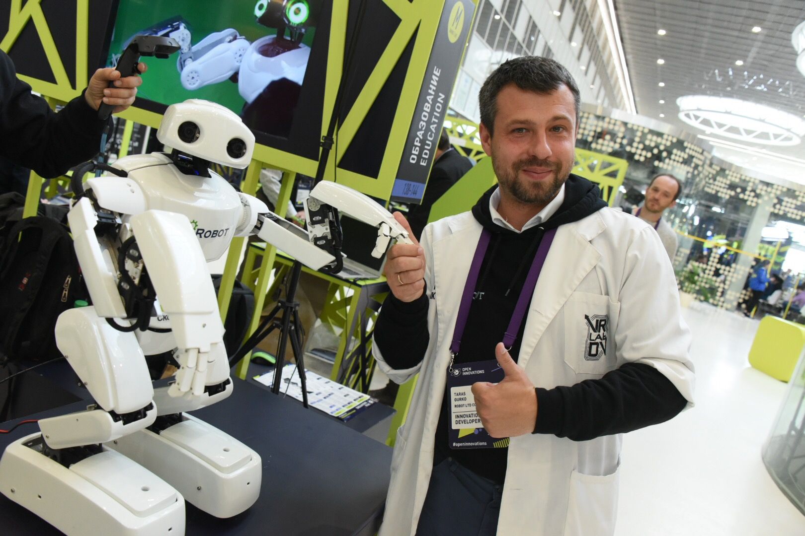 Другие роботы. Робот друг. Робот друг человека. Робот Мос. Инновационные технологии фирма Москва.