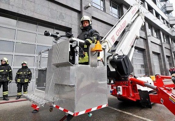 Как спасатели тушат пожары и помогают людям на высоте