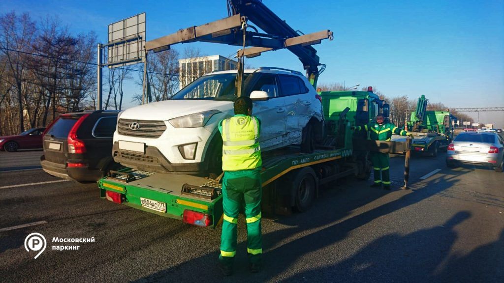 Более 160 поврежденных автомобилей переместили эвакуаторы «Московского транспорта» в марте