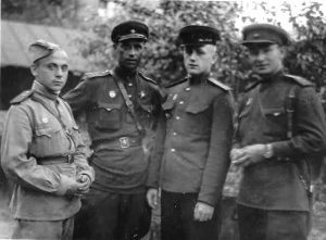 1943 год. Суров (слева) вместе с однополчанами 323-го гвардейского минометного полка. Фото: из личного архива