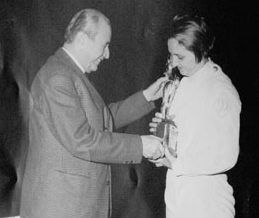 Приз одного из самых престижных международных турниров по фехтованию на рапирах среди женщин «Trofeo Martini» вручает Галине Гороховой его основатель граф Мартини. Фото: из личного архива Галины Гороховой