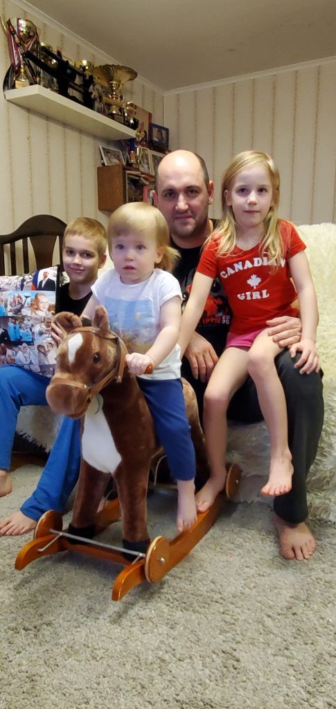 18 апреля 2020 года. Олег Эстон дома с детьми Даниилом, Миланой (в центре), Каролиной. Фото: личный архив