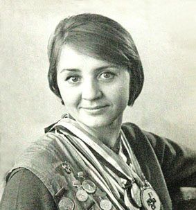 Галина Горохова демонстрирует свои медали. Фото из личного архива