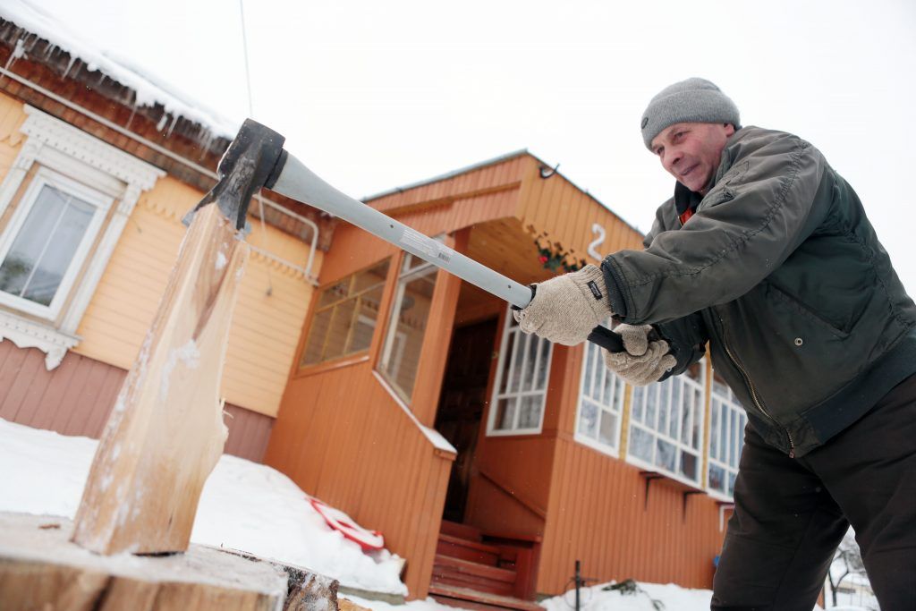 Московским пенсионерам доставили более двух тысяч партий дров и угля на дачи