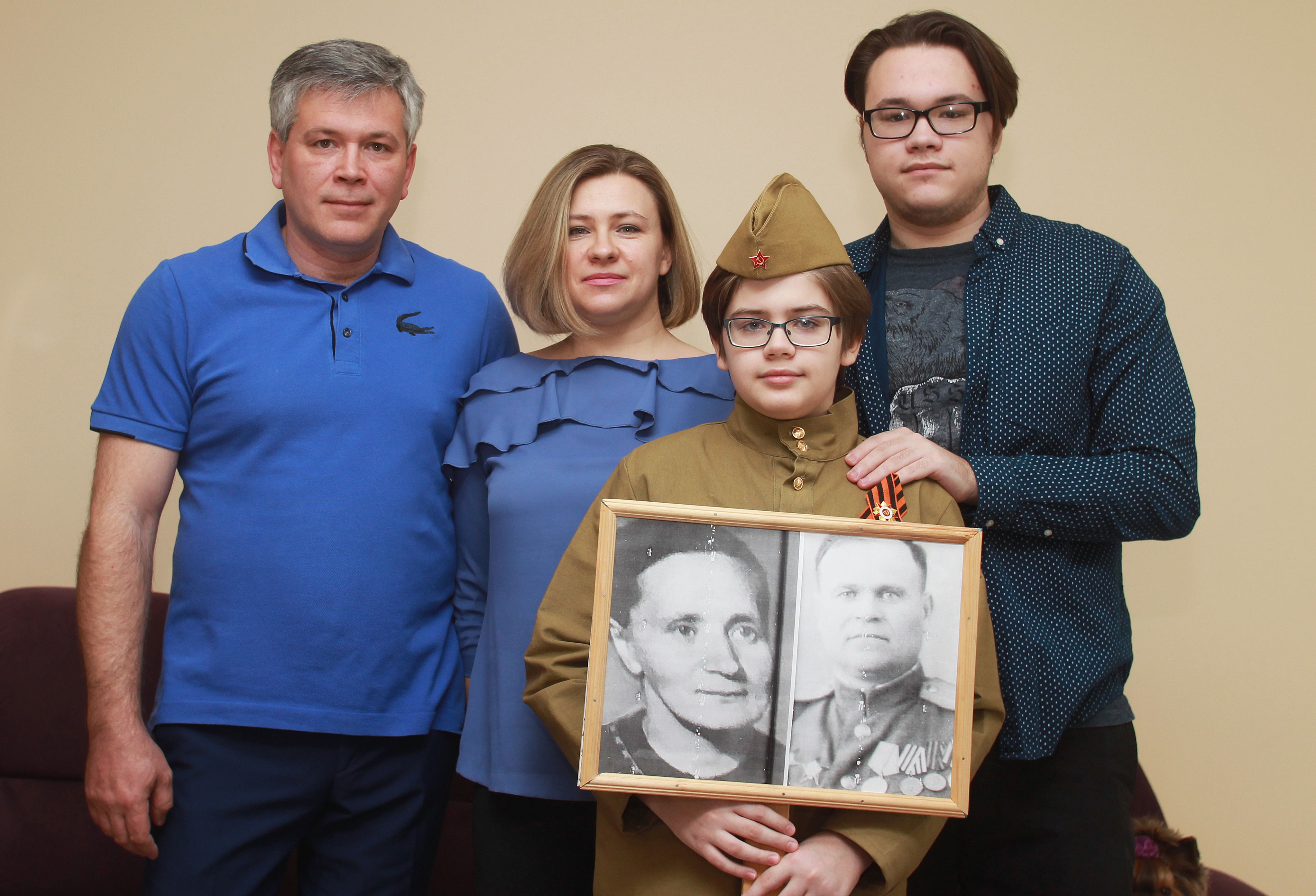 1 мая 2020 года. Семья Медведенко (слева направо) Борис, Лариса, Матвей и Дмитрий готовятся к празднику. Фото: Наталия Нечаева, «Вечерняя Москва»