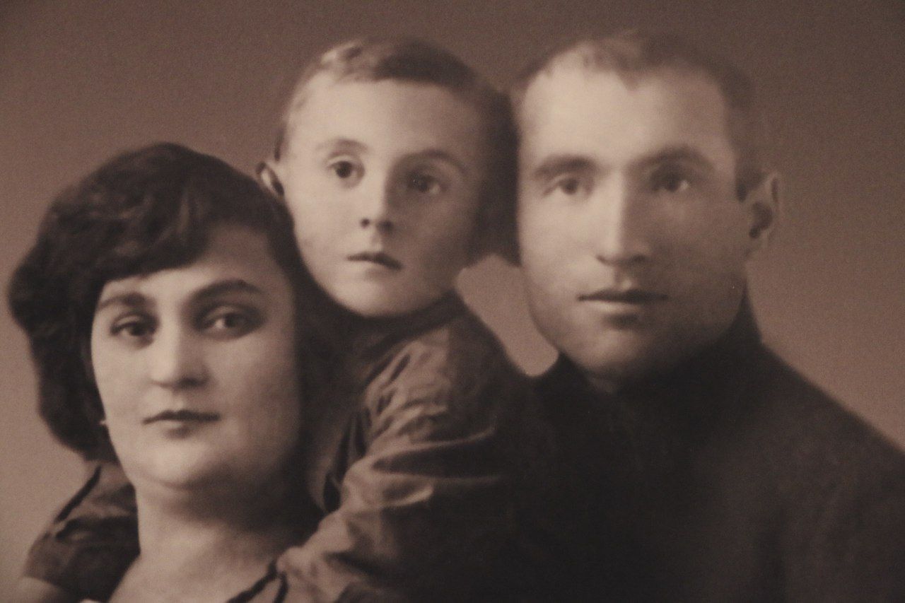 1924 год. Михаил с папой Яковом и мамой Любовью. Фото из личного архива