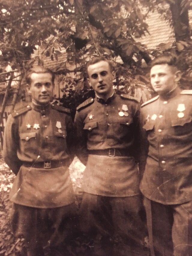 1944 год. Михаил с командирами взводов Иваном Бабичем (слева) и Николаем Платовым (справа). Фото из личного архива