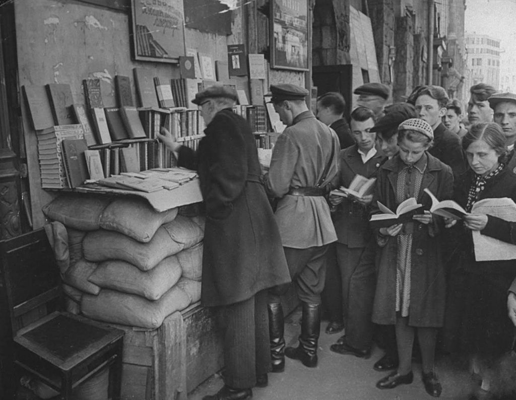 Июль 1941 года. Война не победила интереса москвичей к чтению. Фото: Маргарет Буркуайт/ Фотоархив журнала LIFE