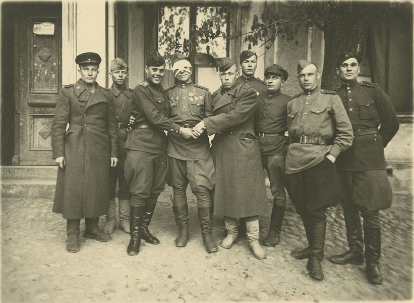 15 октября 1944 года. Летчик Виталий Попков (четвертый слева) вместе с сослуживцами. Фотографию он вложил в письмо, которое написал Елизавете Васильевне Попковой. Фото: пресс-служба Музея Москвы