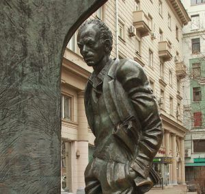 Памятник Окуджаве на углу Арбата и Плотникова переулка. Фото: Наталия Нечаева, «Вечерняя Москва»