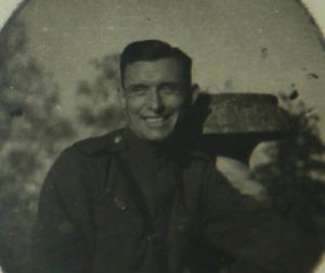 1944 год. Ветеран на фронте выступал вместе с ансамблем для бойцов. Фото из личного архива
