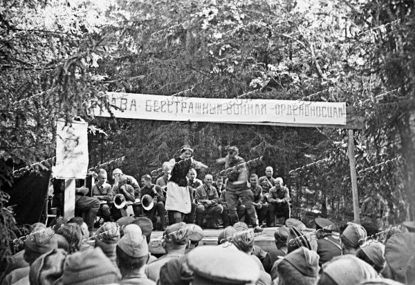 1940-е годы. Дивизионный ансамбль песни и пляски выступает перед бойцами на Калининском фронте. Фото из личного архива