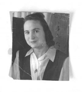 Александра Савина на сетевязальной фабрике, 1944 год. Фото из личного архива