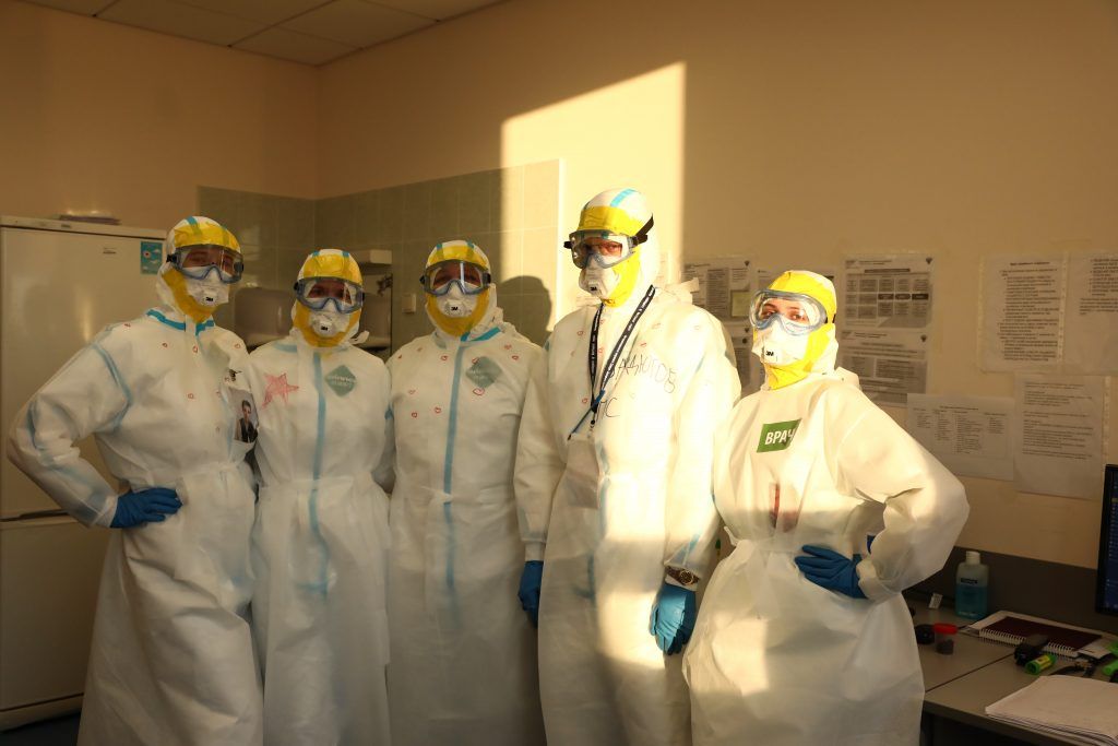 19 мая 2020 года. Врач Екатерина Артемова (слева) с коллегами в медицинском центре, перепрофилированном для лечения людей с диагнозом «коронавирус». Фото пресс-служба НМИЦ