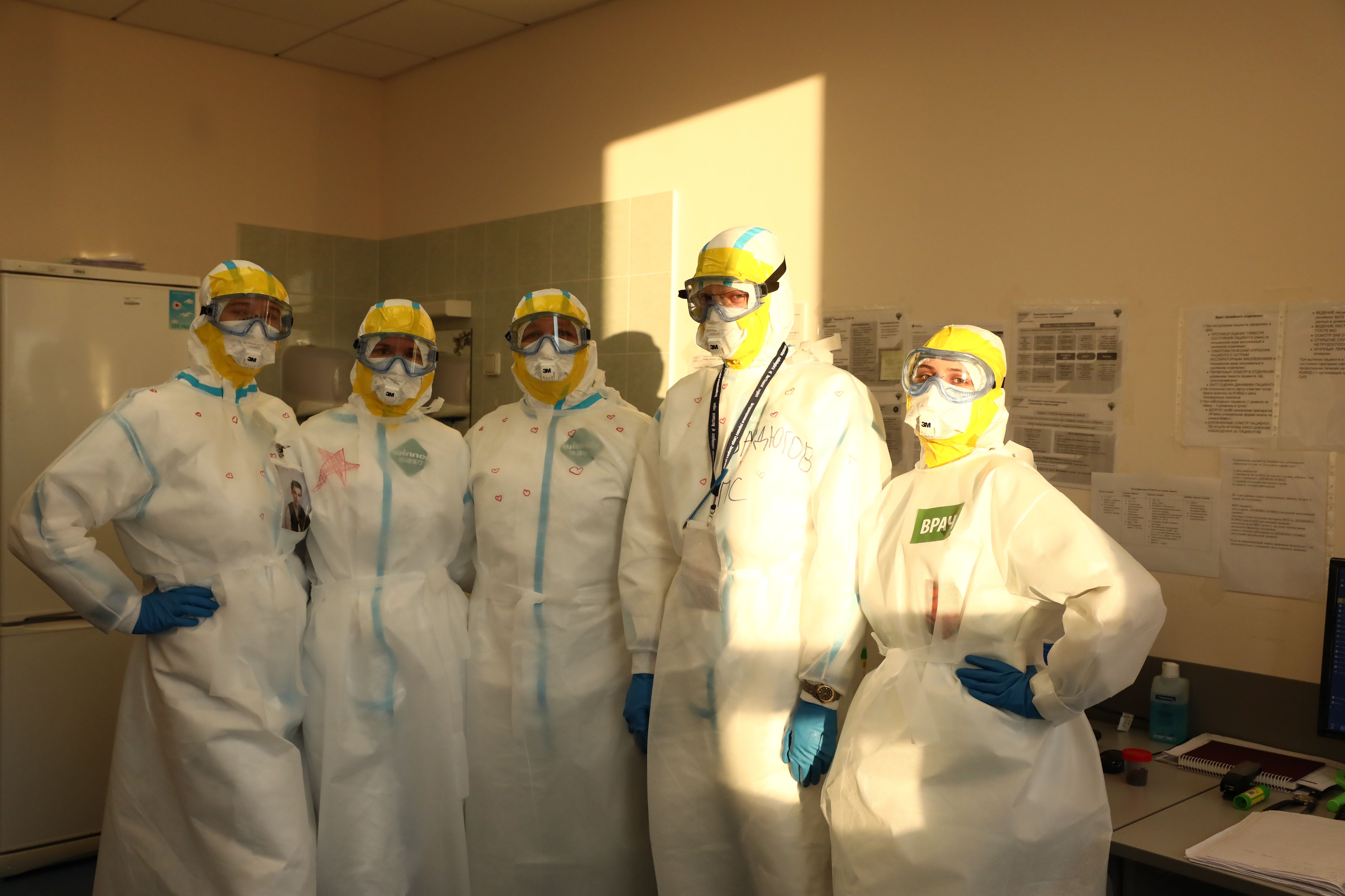19 мая 2020 года. Врач Екатерина Артемова (слева) с коллегами в медицинском центре, перепрофилированном для лечения людей с диагнозом «коронавирус». Фото