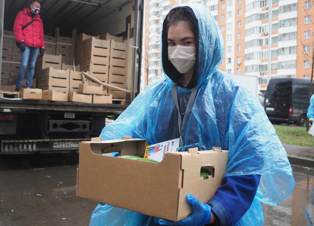 Пожилым москвичам доставили 20 тонн продуктов за 1,5 месяца