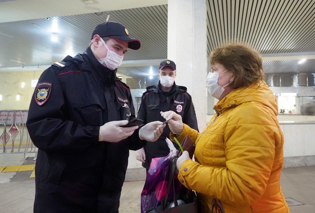 Масочный режим в Москве поддержали почти все пассажиры метро