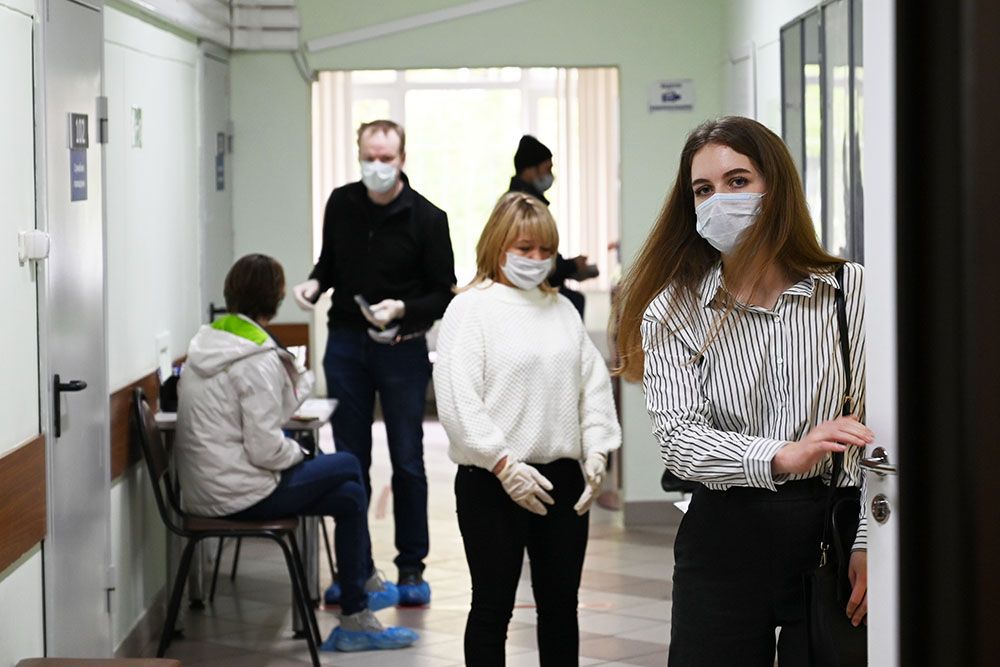 Число новых носителей коронавируса в Москве снизилось до двух тысяч