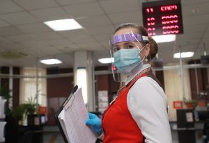 В помещении необходимо носить маску и перчатки. Фото: Наталья Нечаева
