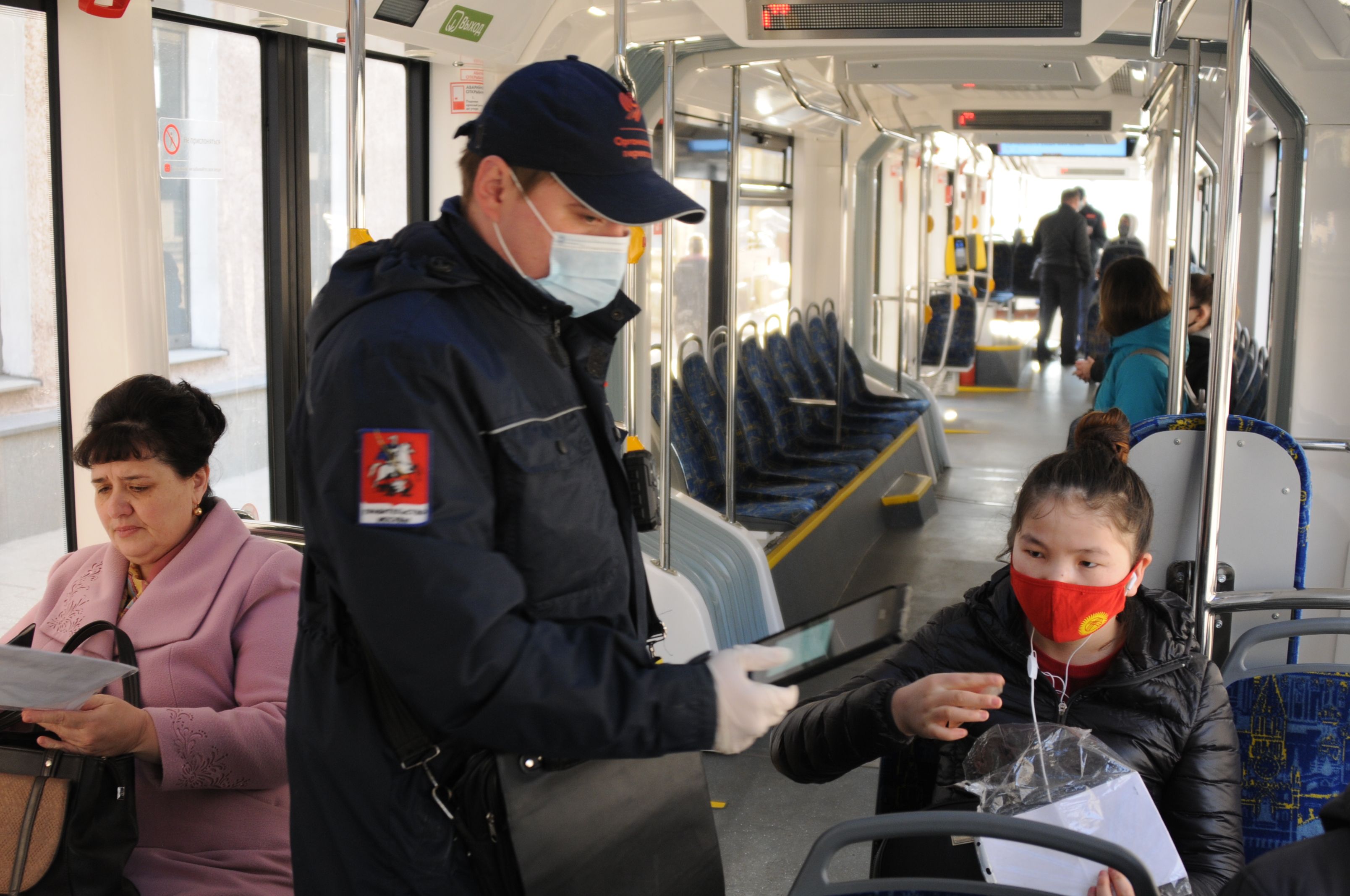 27 апреля 2020 года. Наличие цифрового пропуска у пассажира в общественном транспорте могут проверить не только сотрудники полиции, но и контролеры. Фото:
