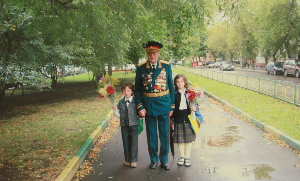 2005 год. Алексей Григорьевич вместе с правнуками Димой и Дашей. Фото из личного архива