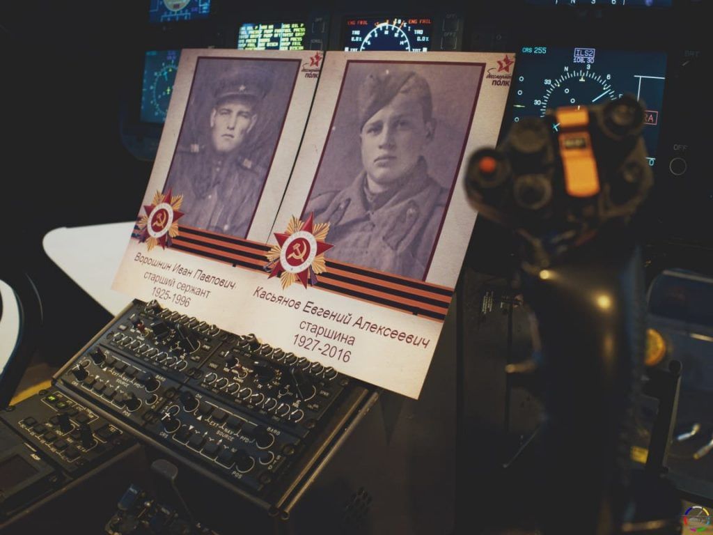 Пилоты Московского авиационного центра заступили на дежурство с портретами ветеранов