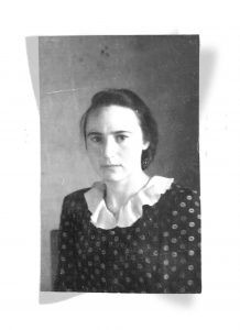 Александра Савина в ситцевом платье с белым воротничком, 1946 год. Фото из личного архива