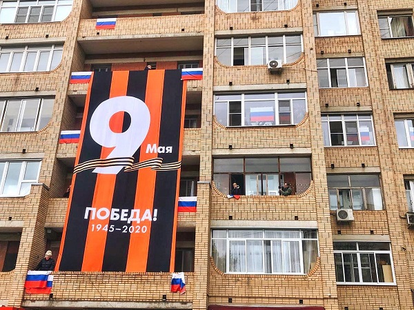 9 мая жители ЦАО приняли участие сразу в двух акциях «Бессмертный полк» и «Флаг Россия в каждом доме»