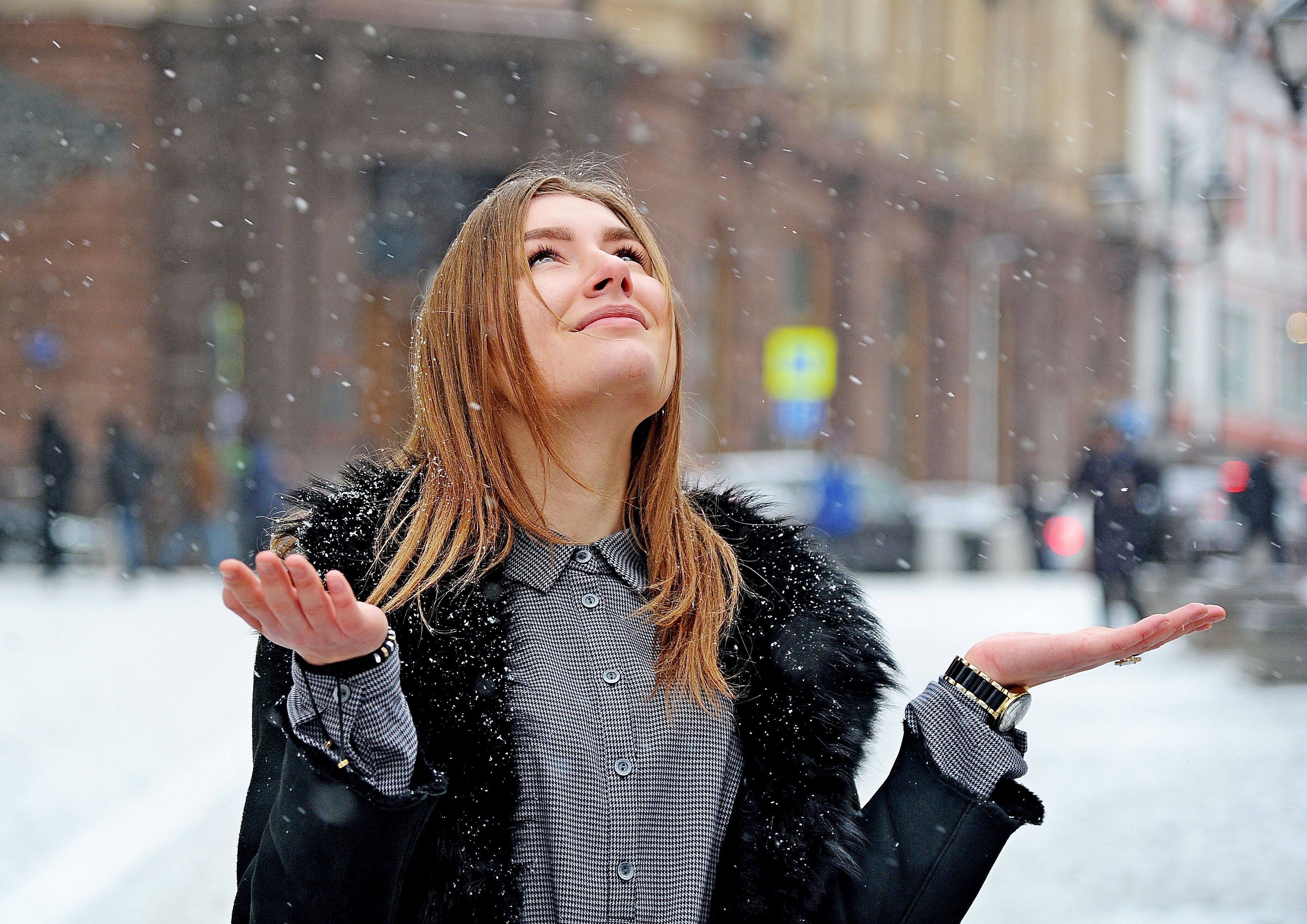 Потепление в москве в декабре. Небольшой снег. Потепление зимой. Люди зимой. Люди зимой на улице.
