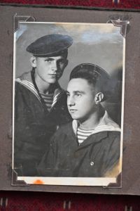 Леонид Якушин (справа) вместе с сослуживцем, матросом-радистом Игорем Кожевниковым. Фото: из личного архива